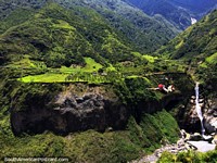 Pálio de Agoyan em Banos, passeio de aventura assombroso da cachoeira através do vale do rio. Equador, América do Sul.