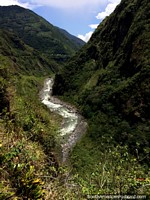 El Río Pastaza tiene un escenario espectacular y fluye entre Banos y Puyo. Ecuador, Sudamerica.