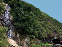 Cachoeira junto do Túnel de San Jorge na via de cachoeiras em Banos. Equador, América do Sul.