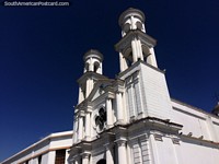 Versión más grande de Iglesia de Santo Domingo en Latacunga, construida en 1634/35, fachada blanca brillante.