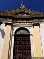 Versão maior do O Hospital de Hermanas Paez em Latacunga construiu-se desde 1863 para 1868 e localiza-se no centro histórico.