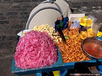 Cebolla roja, maíz seco, chips de plátano, comida callejera en Latacunga. Ecuador, Sudamerica.