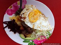 Versão maior do Refeição tïpica em Latacunga com carne, batata triturada, beterraba, abacate, repolho e ovo frito, delicioso!