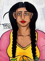Versão maior do Arte de rua em Latacunga no parque em baixo da ponte, mulher em amarelo e rosa com cabelo longo.
