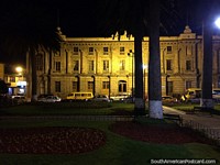 O Palácio Municipal e museu em Latacunga a noite, edifïcio histórico junto do parque. Equador, América do Sul.