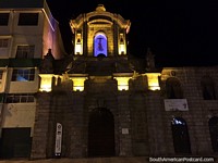 Versão maior do A igreja de São Francisco em Latacunga construiu-se em 1583 mas destruiu-se no terremoto de 1698, desde reedificado.