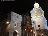 Igreja e Convento de San Agustin em Quito a noite, uma cidade de igrejas históricas. Equador, América do Sul.