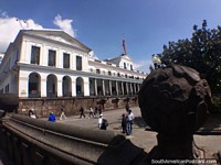 Edificios históricos blancos alrededor de la Plaza de la Independencia en Quito, vista desde la catedral.