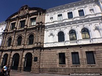 Centro cultural em Quito, edifïcio histórico assombroso de pedra com arcos.