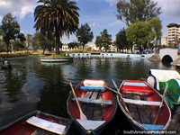Tome um passeio de barco na lagoa em um dos grandes parques em Quito - Parque La Alameda. Equador, América do Sul.