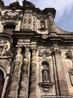 Fachada de piedra intrincada de la Iglesia de la Compania de Jesús en Quito, construida desde 1605 hasta 1613. Ecuador, Sudamerica.