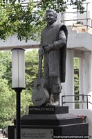 Versin ms grande de Reynaldo Meza - Los Paraguayos, grupo de msica folk/latina, estatua en Ciudad del Este.