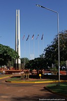 Versión más grande de Plaza de Armas con monumentos y banderas en Encarnación.