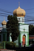 Versión más grande de Iglesia Rusa de San Nicolás en Encarnación, verde con cúpulas doradas.
