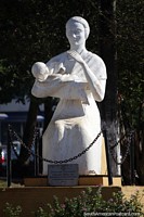 Larger version of Homage to the Mothers, statue of a mother and child in Villarrica