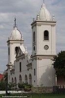 Verso maior do Vista lateral da famosa catedral branca de Paraguari.