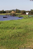 Hermosa y cubierta de hierba frente al lago en Aregua. Paraguay, Sudamerica.