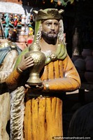 Figura religiosa sosteniendo una urna de oro elaborada en Aregua. Paraguay, Sudamerica.