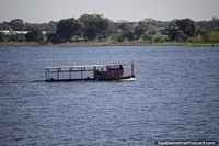 Verso maior do Barco de passageiros corre ao longo do rio Paraguai, em Assuno.