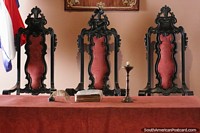 Verso maior do 3 cadeiras antigas seguidas no Museu Nacional Casa da Independncia, em Assuno.