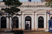 Edifcio municipal em Concepcin com colunas e arcos. Paraguai, Amrica do Sul.