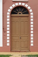 Atraente porta de madeira com quadrados decorativos brancos ao redor em Concepcion. Paraguai, Amrica do Sul.