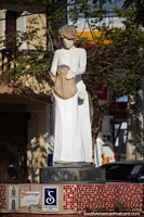Hermoso monumento a la mujer en Concepcin. Paraguay, Sudamerica.