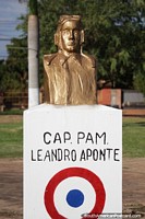 Capito P.A.M. Leandro Aponte, monumento piloto na Plaza Nanawa em Concepcion. Paraguai, Amrica do Sul.