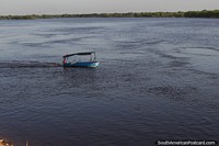 Motores de pequenos barcos ao longo do rio Paraguai em Concepcion. Paraguai, Amrica do Sul.