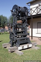 Larger version of Gang Saw, 1931, powered by steam, for cutting trunks into planks, museum in Filadelfia.