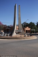 F, unidade e trabalho, monumento de 2007 para comemorar o 50 aniversrio da colnia Fernheim na Filadlfia. Paraguai, Amrica do Sul.