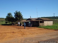 Abrigo de madeira e barro colorido entre Cidade do Este e La Colmena. Paraguai, América do Sul.