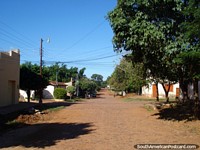Rua agradável em Ybycui. Paraguai, América do Sul.