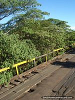 Uma ponte de madeira bem usada entre Paraguari e Ybycui. Paraguai, América do Sul.