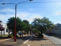A rua principal e bulevar em Ybycui. Paraguai, América do Sul.