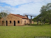 A pedra e edifïcio de tijolos do exterior, parque nacional Ybycui. Paraguai, América do Sul.