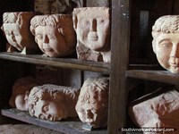 A prateleira de cabeças de anjos que vieram das arcadas de igreja de ruïnas de Trinidad. Paraguai, América do Sul.