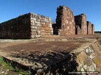 Placas de pedra e paredes nas ruïnas jesuïtas de Trinidad perto de Encarnacion. Paraguai, América do Sul.