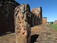 Colunas, pátios e arcadas, que andam em volta das ruïnas de Trinidad. Paraguai, América do Sul.
