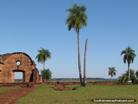 Ande em volta das ruïnas jesuïtas em Jesus de Tavarangue sem as multidões, Encarnacion. Paraguai, América do Sul.
