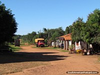 Um caminhão vermelho, mesa de futebol de mesa amarela, um caminho de sujeira em Santa Rosa. Paraguai, América do Sul.