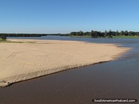 Uma bela praia arenosa branca no Rio Tebicuary em casa de Villa Florida. Paraguai, América do Sul.