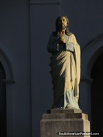 Estátua de Jesus do lado de fora da igreja em Paraguari. Paraguai, América do Sul.