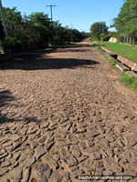 Um caminho de pedra arredondada longo em Paraguari. Paraguai, América do Sul.