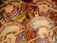Os chapéus de Paraguai em miniatura feitos do couro em uma lembrança estão em Asunción. Paraguai, América do Sul.