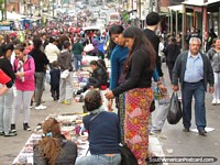 As mulheres jovens olham para jóias em Mercado Guasu em Asunción. Paraguai, América do Sul.