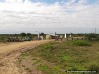Estrada de terra que conduz à estrada Trans-Chaco. Paraguai, América do Sul.