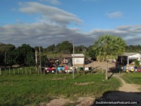Ropa que seca en la cerca de una pequeña propiedad agradable en Gran Chaco. Paraguay, Sudamerica.