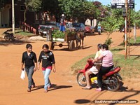 Os modos de Concepcion do transporte - marcha, motocicleta e cavalo puxaram a carreta. Paraguai, América do Sul.
