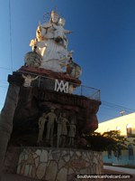 La estatua del Virgen María con bebé enorme, ángeles y una familia en Concepción. Paraguay, Sudamerica.